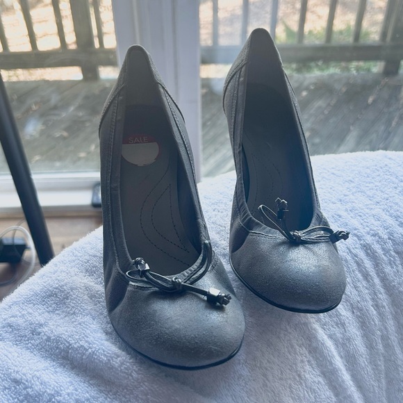 NWT Tahari grey / silver ish heels size 7.5M with bows - Picture 2 of 7